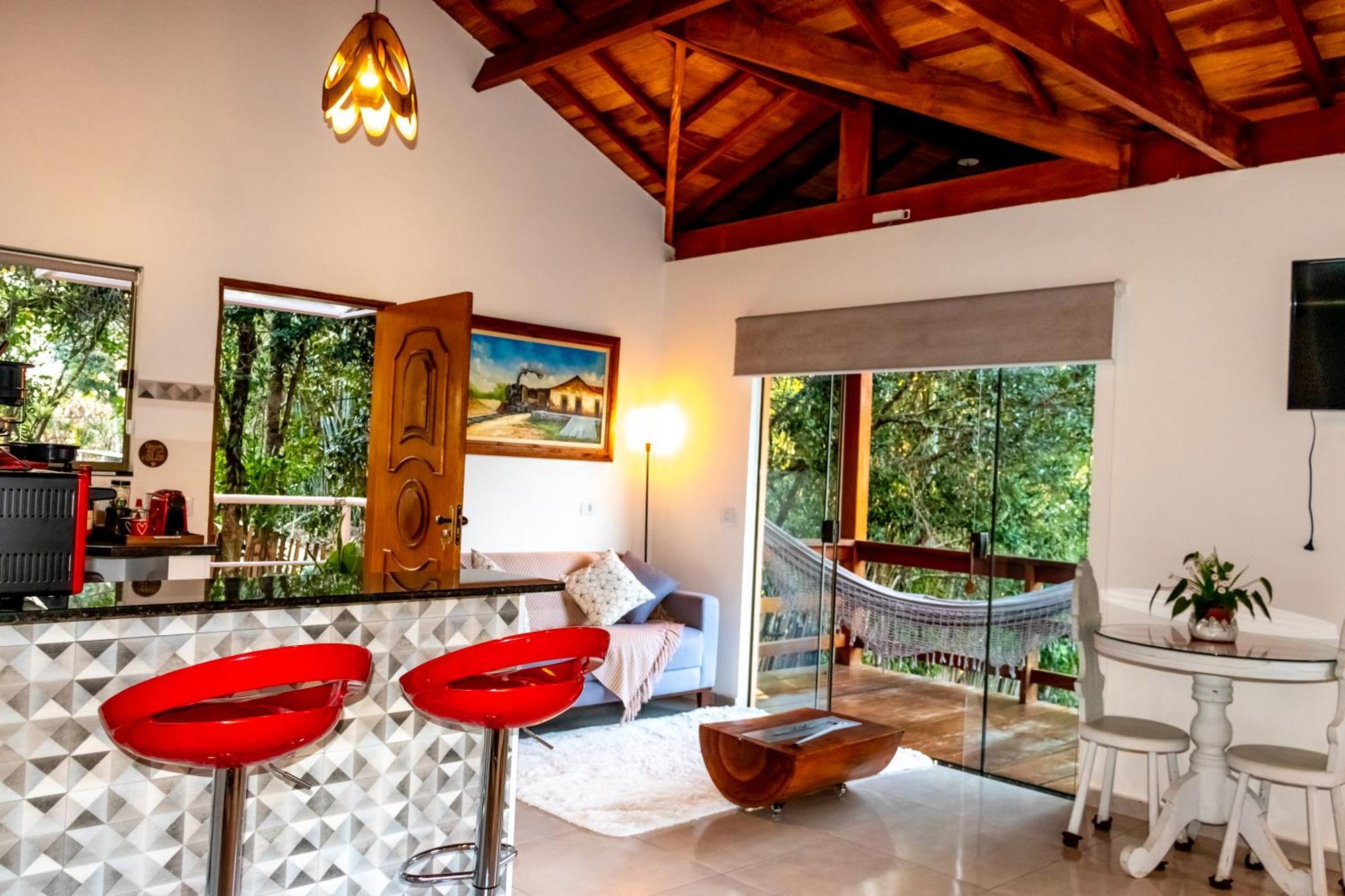 Chale Canto Do Galo 1 - Hidro Da Jacuzzi, Lareira Ecologica, Cozinha Completa, Wi-fi 80mbps, Proximo A Comercio Local E Relaxando Ao Som Do Riacho * Goncalves