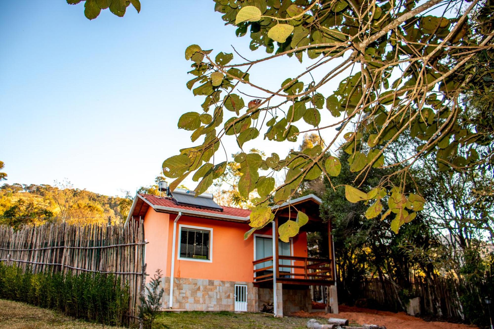 Chale Canto Do Galo 1 - Hidro Da Jacuzzi, Lareira Ecologica, Cozinha Completa, Wi-fi 80mbps, Proximo A Comercio Local E Relaxando Ao Som Do Riacho *