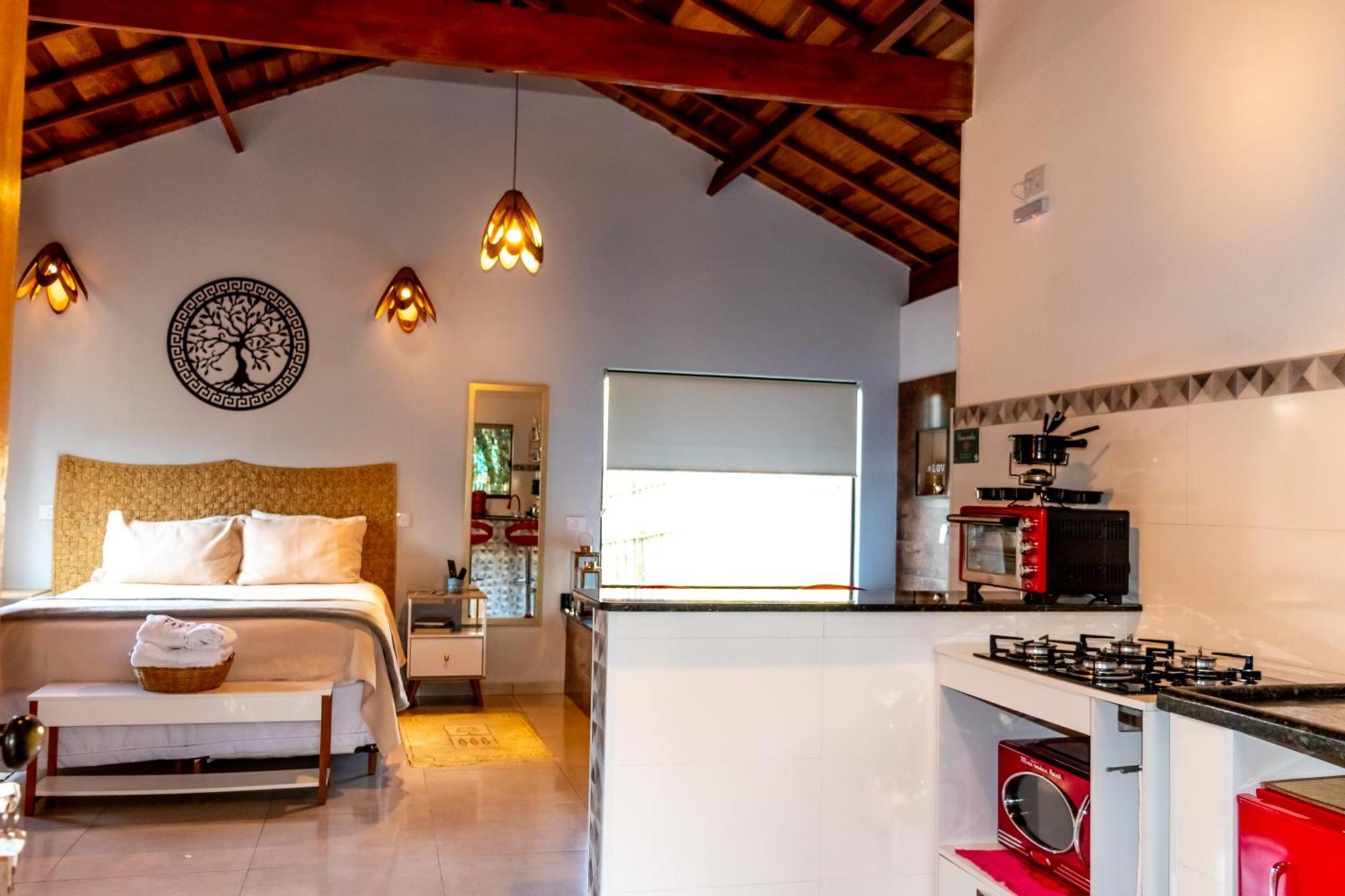 Chale Canto Do Galo 1 - Hidro Da Jacuzzi, Lareira Ecologica, Cozinha Completa, Wi-fi 80mbps, Proximo A Comercio Local E Relaxando Ao Som Do Riacho Goncalves