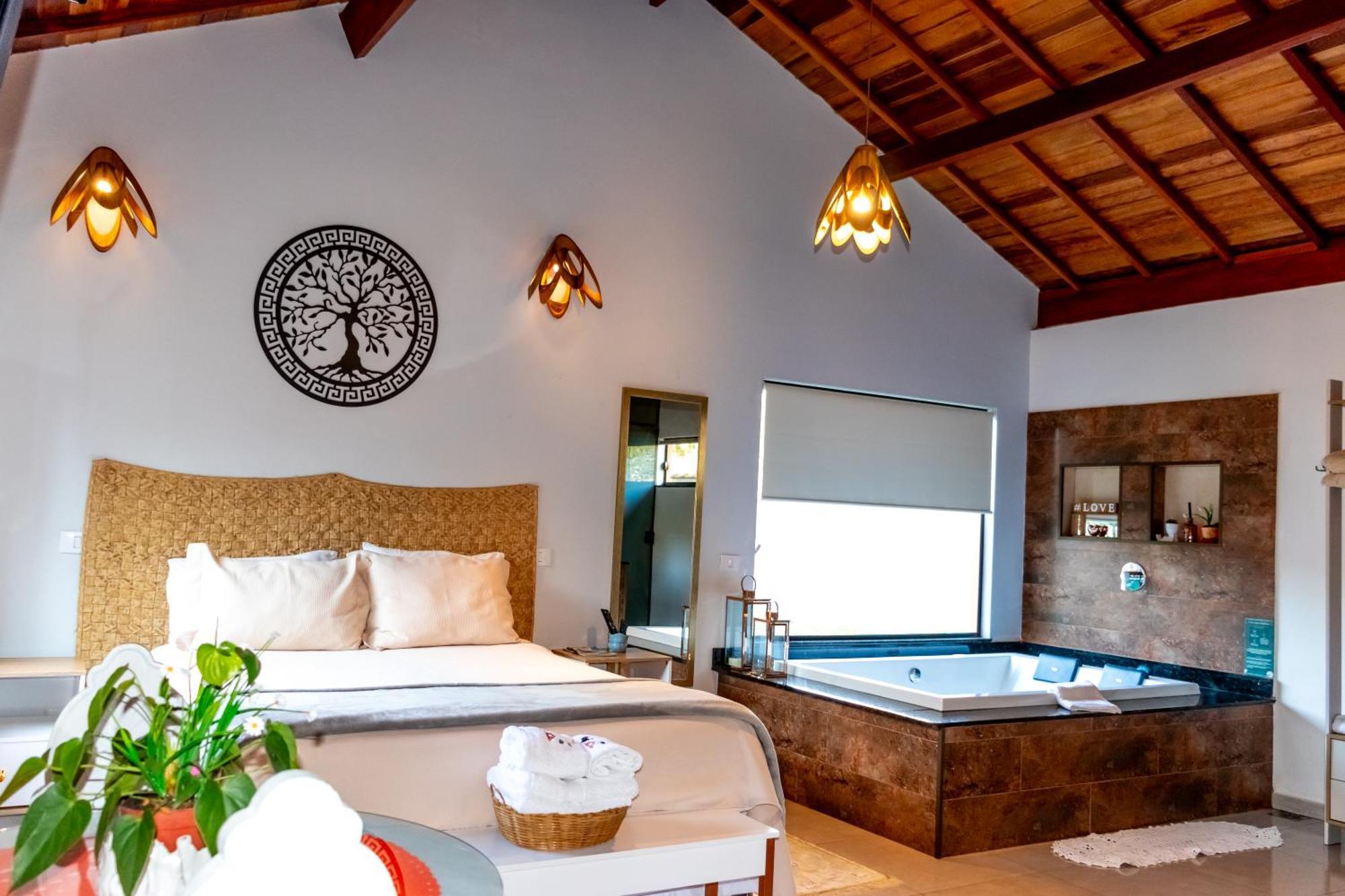 Chale Canto Do Galo 1 - Hidro Da Jacuzzi, Lareira Ecologica, Cozinha Completa, Wi-fi 80mbps, Proximo A Comercio Local E Relaxando Ao Som Do Riacho Holiday home Goncalves