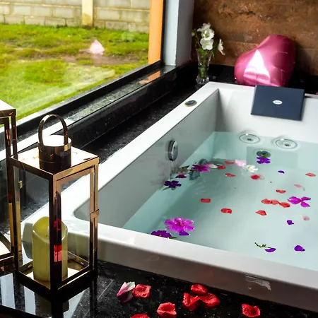 Chale Canto Do Galo 1 - Hidro Da Jacuzzi, Lareira Ecologica, Cozinha Completa, Wi-Fi 80Mbps, Proximo A Comercio Local E Relaxando Ao Som Do Riacho Goncalves Exterior photo