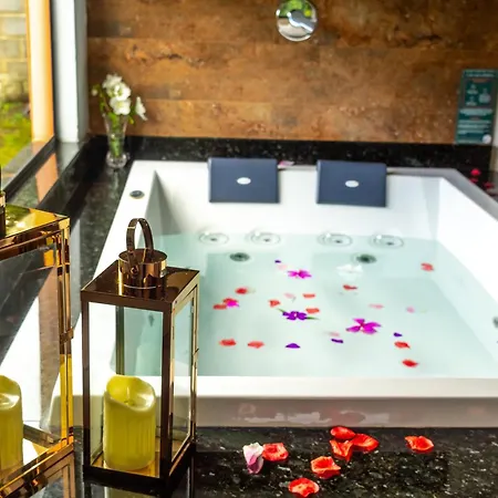 Chale Canto Do Galo 1 - Hidro Da Jacuzzi, Lareira Ecologica, Cozinha Completa, Wi-Fi 80Mbps, Proximo A Comercio Local E Relaxando Ao Som Do Riacho Goncalves Exterior photo