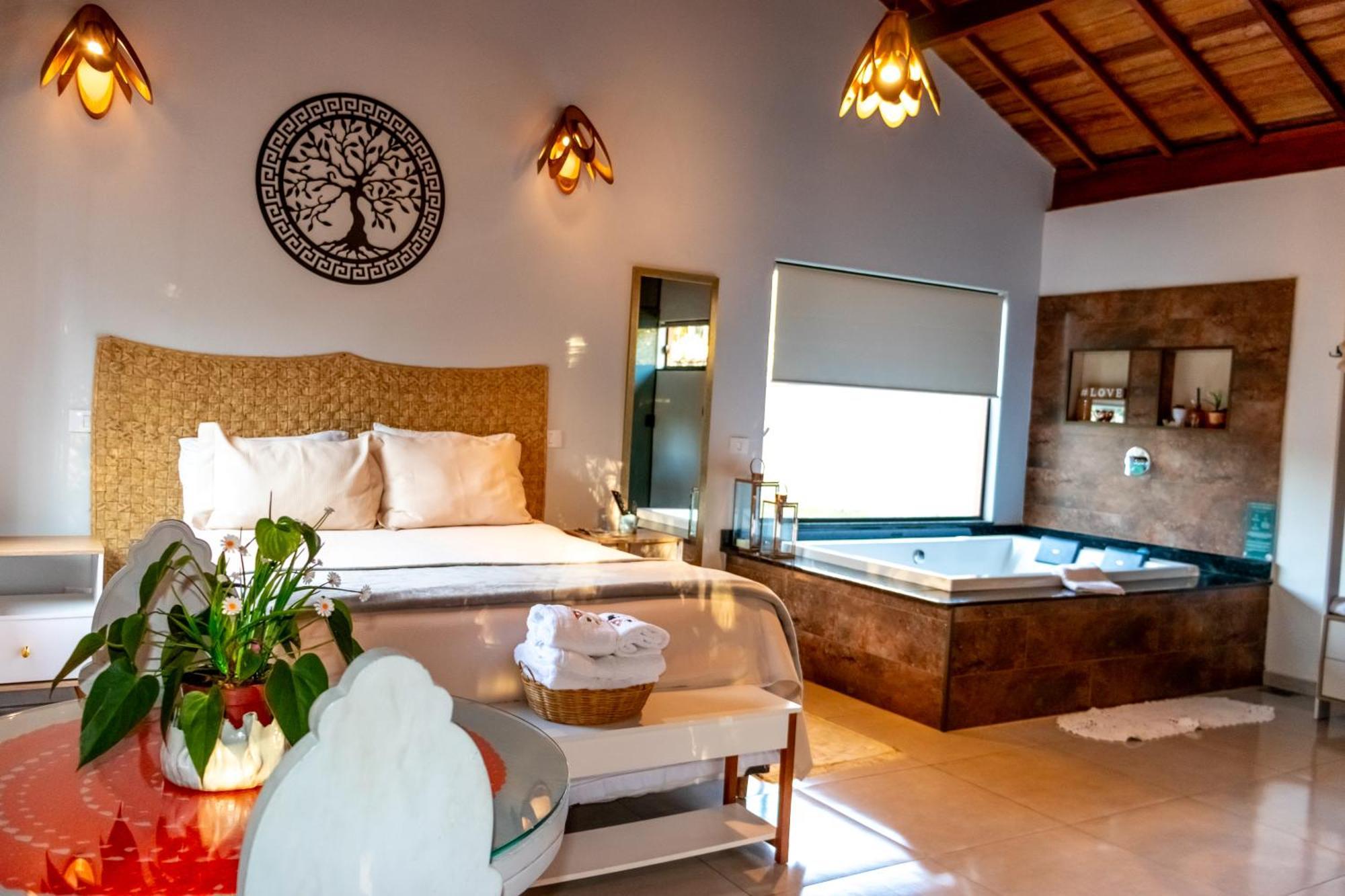Chale Canto Do Galo 1 - Hidro Da Jacuzzi, Lareira Ecologica, Cozinha Completa, Wi-fi 80mbps, Proximo A Comercio Local E Relaxando Ao Som Do Riacho